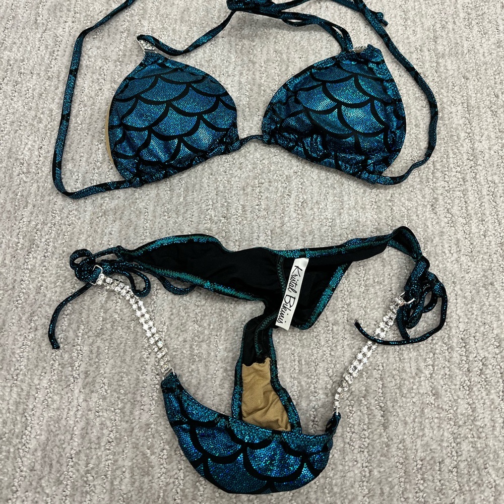 Bikini posing suit